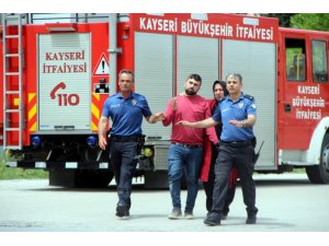 İntihar için 12. katın penceresine çıkan şahsı polis ikna etti