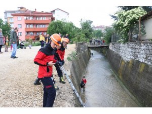 3 metre yükseklikten dereye düşen çocuğu itfaiye kurtardı