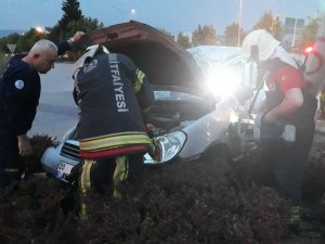 Kontrolden çıkan otomobil aydınlatma lambasına çarparak durabildi
