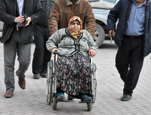 Bastonla vurarak annesini öldürdü