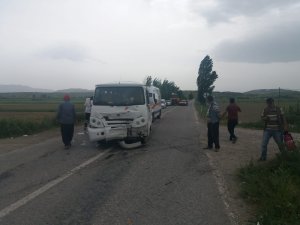 Konya'da Öğrenci servisi ile traktör çarpıştı: 13 yaralı
