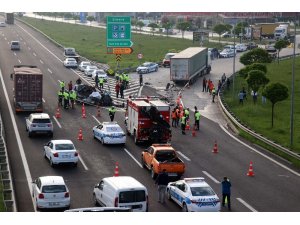Tıra çarpan lüks araç hurdaya döndü: 1 ölü, 1 yaralı