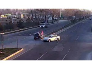 Aşırı hız ve dikkatsizliğin neden olduğu kazalar kamerada