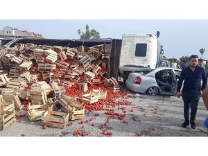 Domates yüklü kamyon otomobilin üzerine devrildi