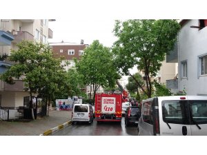 Pendik’de beş katlı binanın çatısına yıldırım düştü