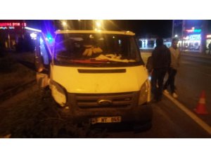 Minibüs ile otomobil çarpıştı : 3 yaralı
