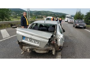 Yoldan çıkan otomobil yön levhasına çarptı: 1 yaralı