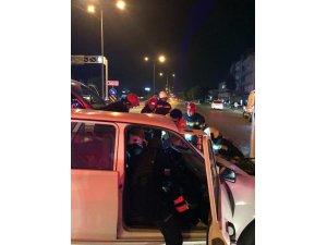Otomobilde sıkışan sürücüyü itfaiye kurtardı