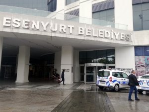 Esenyurt Belediye binasında bıçaklı intihar girişimi