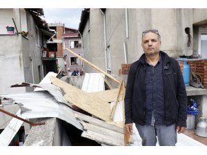 Fırtınada çatısı komşusunun çatısına uçtu