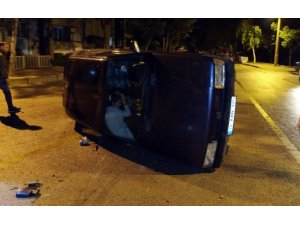 Isparta’da anne ve kızı, yan yatan otomobilde  kurtarılmayı bekledi
