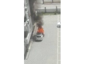 Sitede park halindeki otomobil alev alev yandı