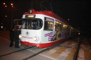 Otomobil tramvaya çarpıp kaçtı