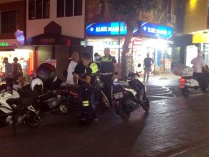 Alanya’da polis, yayaları tehlikeye atan motosikletlilere ceza kesti