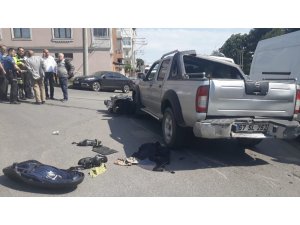 Motosiklet pick-up la ile çarpıştı