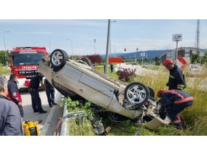 Takla atan otomobil ağacı ve elektrik direğine çarparak durabildi: 2 yaralı