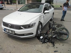 Lüks otomobile çarptı, motosikletini bırakıp kaçtı