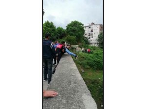 Kız arkadaşından ayrılıp köprüye çıktı polis atlamadan kurtardı