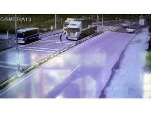 Yolcu otobüsünden inip karşıya geçmeye çalışan kıza tır çarptı