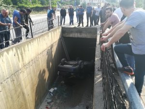 Otomobil 3 metrelik su kanalına düştü: 1 yaralı