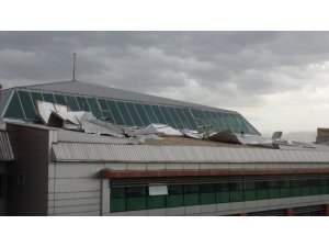 Erzincan’da fırtına çatıları uçurdu