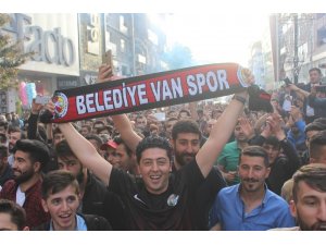 Vanlı taraftarların 2. Lig sevinci