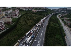 TEM’de tır ile kamyon çarpıştı, 15 kilometre kuyruk oluştu