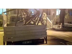 Elektrik direğini çalarken suçüstü yakalandılar