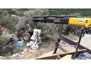 Uçuruma yuvarlanan traktörün sürücüsü hayatını kaybetti.