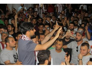 Hatayspor taraftarlar, tesislere meşalelerle gelerek takımına destek verdi