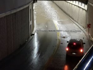 Başkent’te istinat duvarı otomobillerin üzerine çöktü