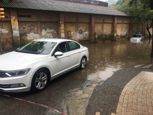 Beykoz’da araçlar su birikintisinde mahsur kaldı