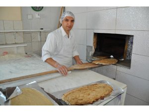Üç asırlık tahinli pideye ilgi