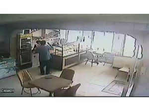 Baklavacıdan para çalan hırsız güvenlik kamerasına yakalandı