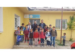 PTT-DER'den köy okuluna giyim ve kırtasiye desteği