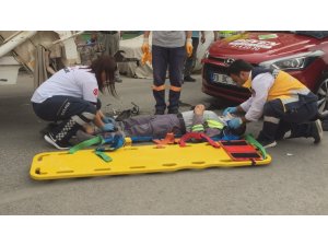 Otomobilin çarptığı çöp kamyonundaki temizlik işçisi yaralandı