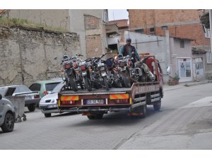 Şuhut’ta trafik ekipleri plakasız ve eksik evraklı motosikletleri topladı