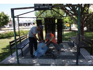 Alkol alıp parka zarar verdiler