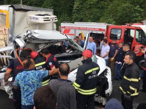 Araçta sıkışanları çıkarmak için uzun süre uğraş verdiler