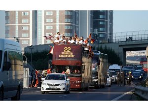 Galatasaray kafilesi üstü açık otobüsle stada geldi