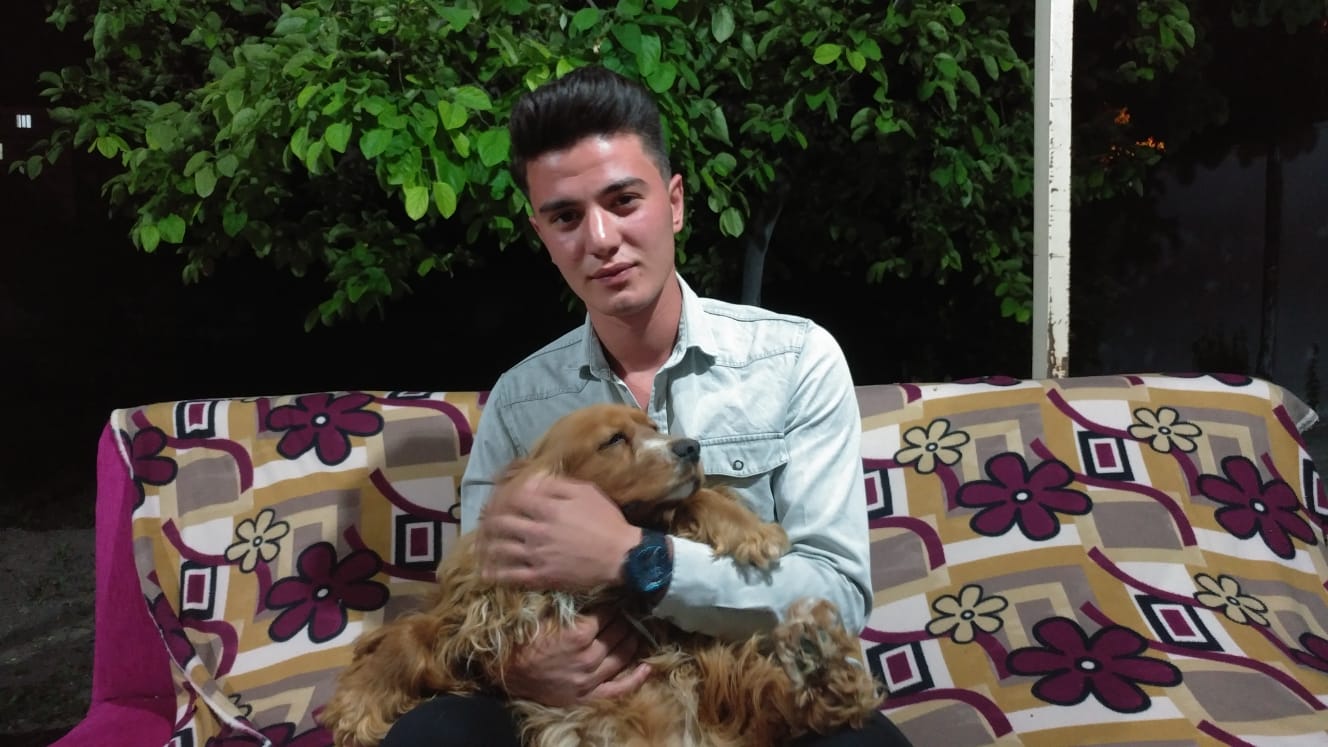 Otomobilin çarptığı köpeğini kalp masajı ile hayata döndürdü