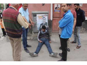 Yolda düşüp yaralanan gencin yardımına vatandaşlar koştu