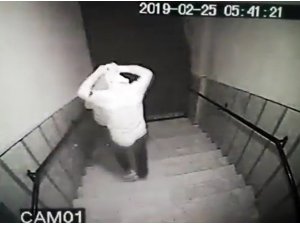 Ev sahibinin silahla hırsızları kovalaması kamerada