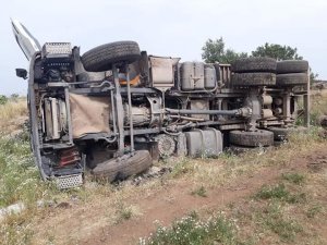 Toprak yüklü kamyon devrildi