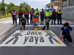 İstanbul İl Jandarma Komutanlığı öğrencilere trafikte farkındalık eğitimi verdi