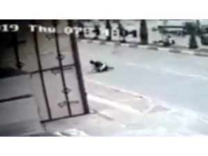 Köpeklerin saldırdığı öğrenciler otomobilin altında kalmaktan son anda kurtuldu