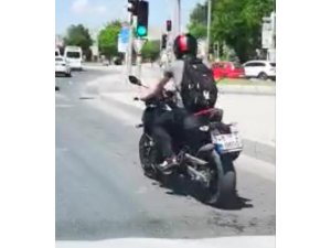 Motosikletle kimseye aldırmadan zikzak çizerek seyretti