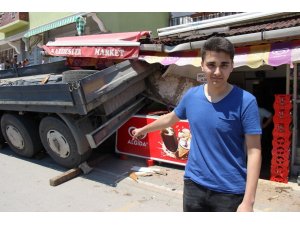 Alışveriş için gittiği büfede dorsenin altında kalmaktan son anda kurtuldu
