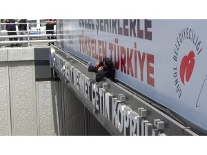 Atlamak için çıktığı köprülü kavşaktan kurtarılan adam koşarak kaçtı