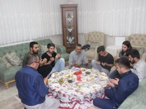 Tutal iftar sofrasında öğrencileri evinde konuk etti